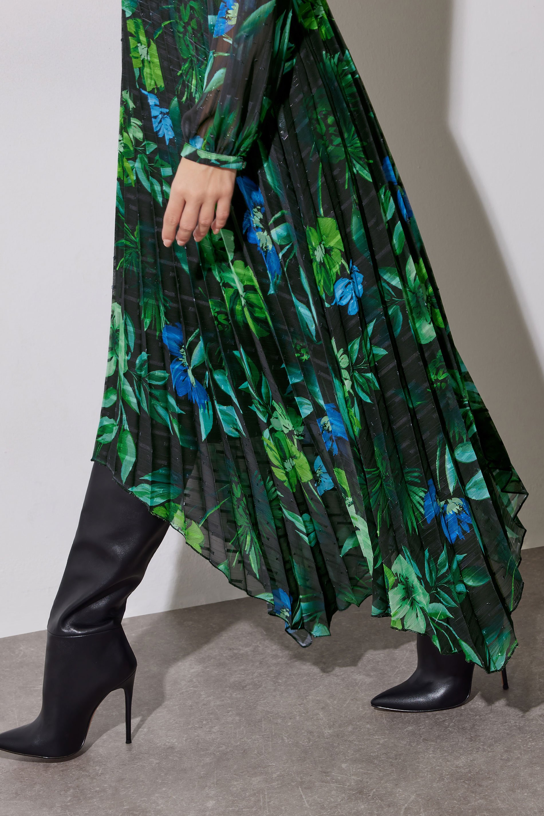STAR Black & Green Leaf Print Pleated Dress | STAR x JM 7