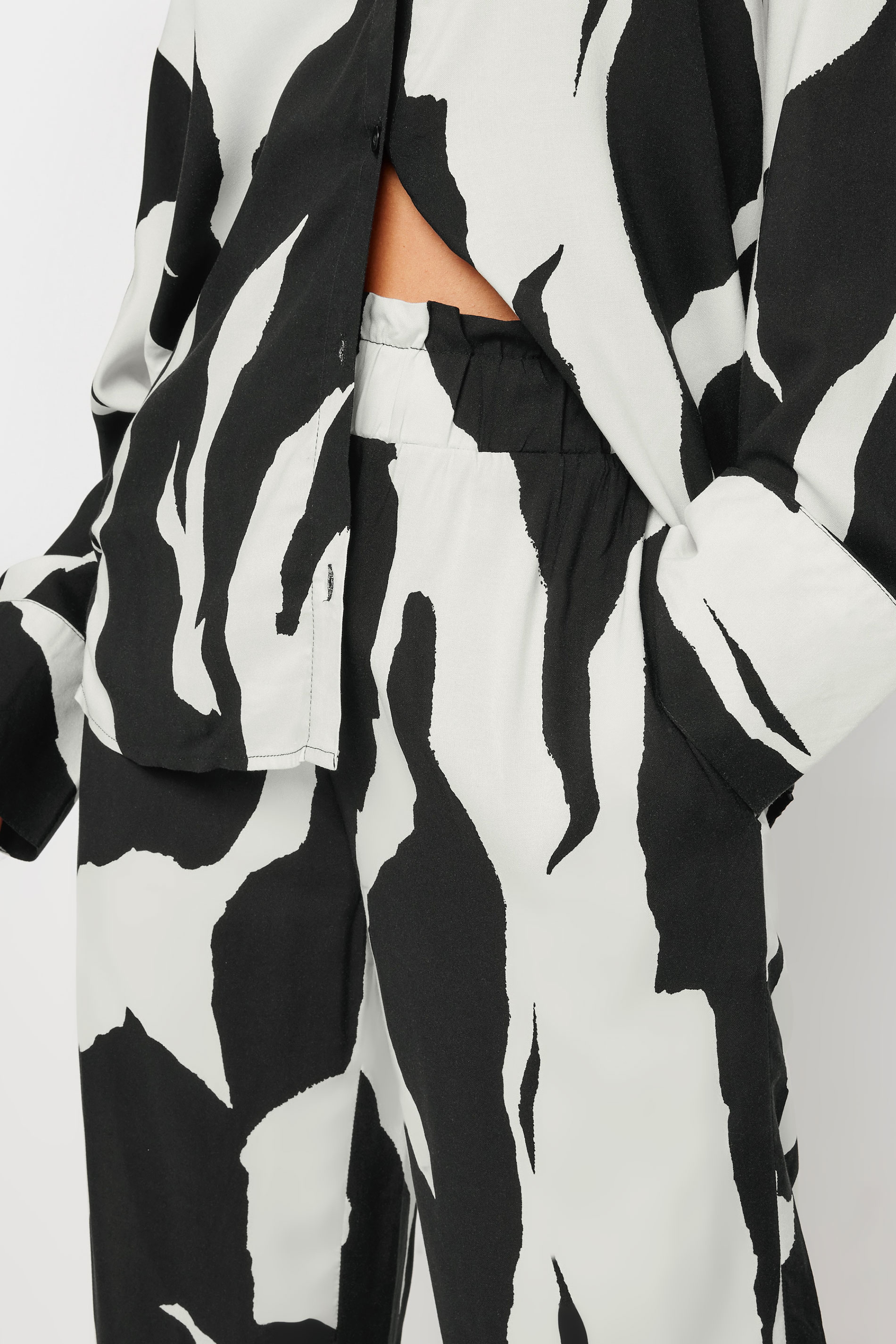 PixieGirl Petite Black Mono Abstract Print Wide Leg Trousers | PixieGirl 4