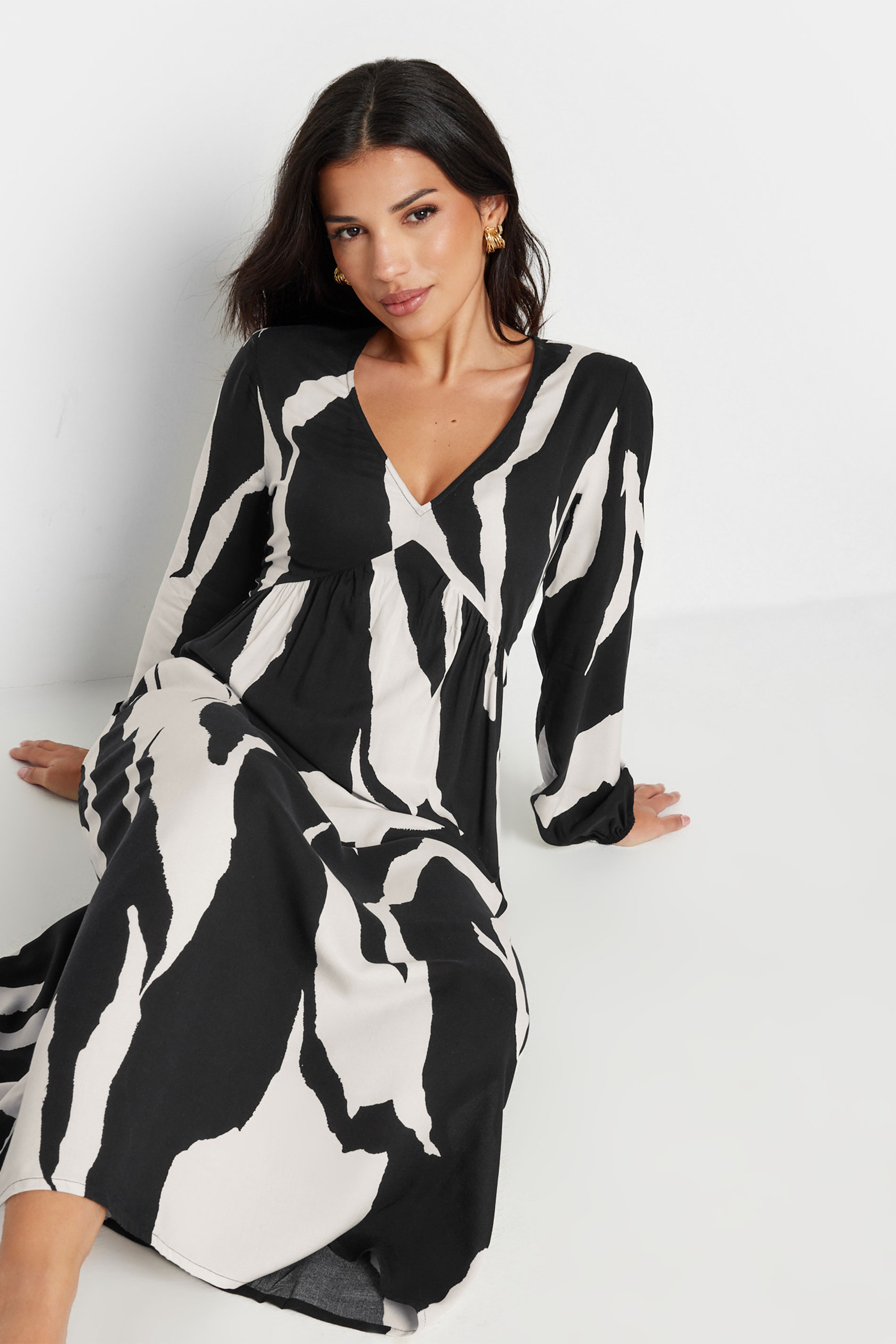 PixieGirl Petite Women's Black Abstract Print Maxi Smock Dress | PixieGirl 1